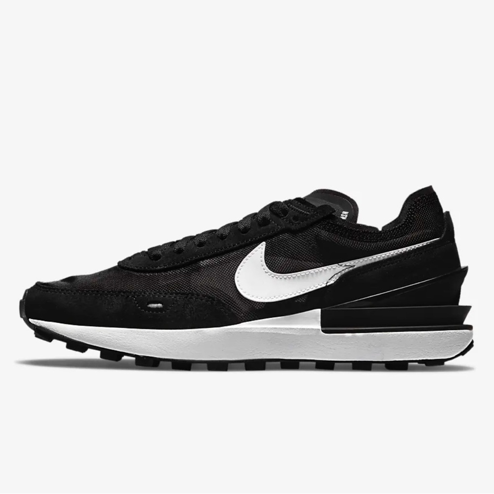 Nike women’s Waffle one size 9 sneakers